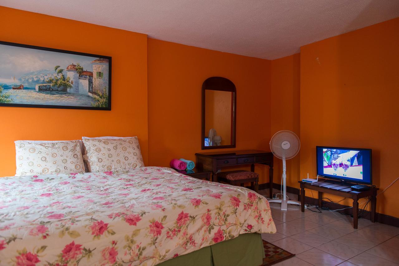 Turtle Towers Apartments Ocho Rios Exterior foto